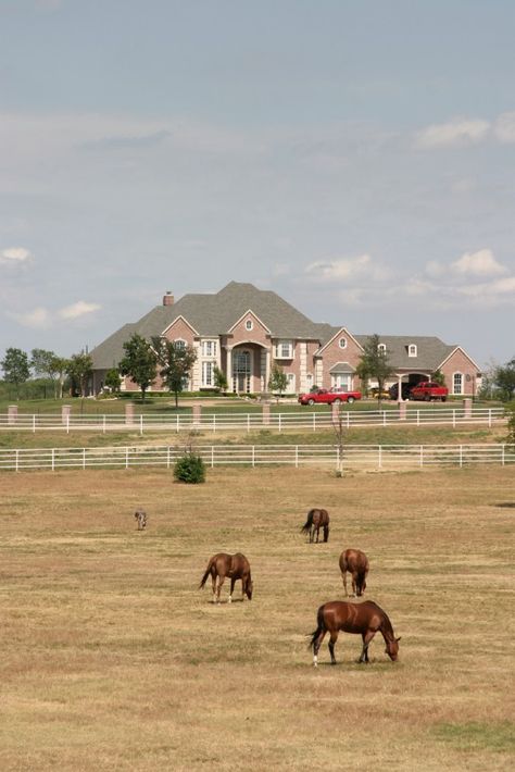 House With Horses Dream Homes, Ranch Houses Country, Big Country Homes Ranch, Ranch House With Horses, Big Houses In The Country, Big House On A Farm, Big House In The Country, Rich Ranch Aesthetic, Big House With Land