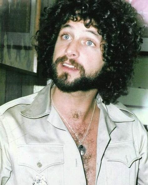 #lindseybuckingham #candid #70s #1970s #retro #retrostyle #vintage #vintagestyle #vintagephoto #oldphoto #groovy #boho #bohostyle #hippie #hippiestyle #bearded #beardedman #man #beard #afro #curls #curlyhair #babe #youth #20s #blueeyes #rockstar #rocknroll #rockandroll #fleetwoodmac Lindsay Buckingham, Stevie Nicks Lindsey Buckingham, Buckingham Nicks, Lindsey Buckingham, Stevie Nicks Fleetwood Mac, Retro Collection, 70s Vibes, Gold Dust, Robert Plant