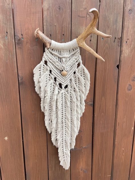 Macrame Deer Antlers Wall Hangings, Boho Deer Head, Macrame On Antlers Diy, Deer Shed Macrame, Macrame Bull Skull, Macrame Wall Hanging With Feathers, Macrame With Deer Antlers, 4mm Macrame Projects, Macrame On Antlers