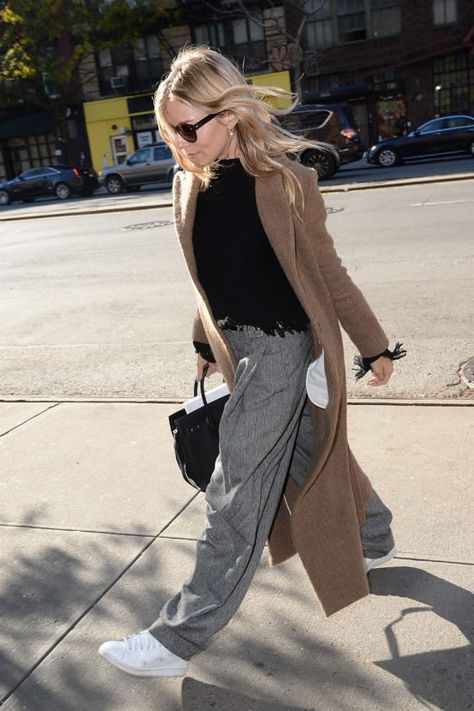 Sienna Miller Just Wore The Most Comfortable Looking Pair Of Trousers While Out And About In New York – Fame10 Sienna Miller Winter Style, Simple Capsule Wardrobe, Sienna Miller Style, Simple Work Outfits, Minimalist Fashion Women, Sienna Miller, Style Inspiration Winter, Fall Winter Wardrobe, Fall Outfits For Work