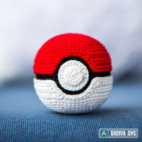 Pokeball ("Pokemon") - Free amigurumi pattern Pokeball Crochet Pattern, Pokeball Pattern, Pokemon Crochet, Pokemon Crochet Pattern, Crochet Pokemon, Pokemon Pattern, Pokemon Ball, Crochet Ball, Crochet Geek