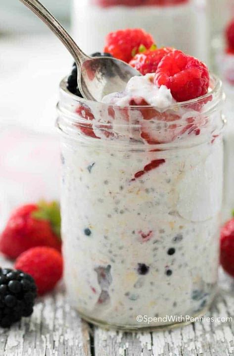 Overnight Refrigerator Oatmeal - Spend With Pennies Overnite Oatmeal, Chia Cups, Breakfast Quiche Recipes Easy, Yogurt Oats, Refrigerator Oatmeal, Mason Jar Breakfast, Overnight Chia, Weekly Recipes, Breakfast In A Jar