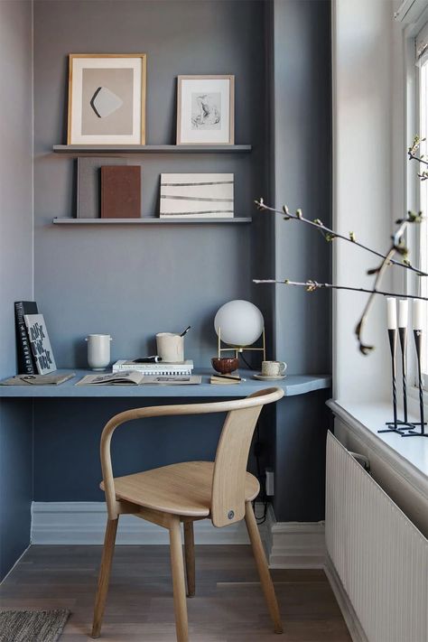 Built-in Blue Desk with Shelving in Scandi Home Office via Alvhem Blue Home Offices, Interior Kantor, Coco Lapine Design, Scandinavian Style Home, Home Office Inspiration, Built In Desk, Modern Home Office, Hus Inspiration, Design Del Prodotto