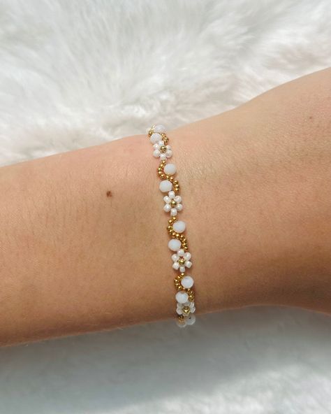 A dainty hand beaded bracelet made with glass beads and fishing line for durability. The fun gold design is a twist on the classic gold daisy chain, and is great for stacking. Made with an adjustable chain and golden clasp. (The length of this bracelet at its longest setting is 7.5 inches, please message me if you would like a longer chain!)