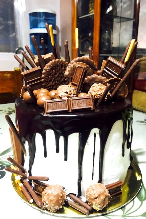 how to make a drip cake with candy bars Candy Bar Cake Decoration, Decorating Cakes With Candy, Candy Chocolate Cake, Cakes With Candy On Top, Chocolate Bar Cake Decoration, Candy Bar Cake Ideas, Cake With Candy Decorations, Cakes Decorated With Candy, Cake With Candy On Top