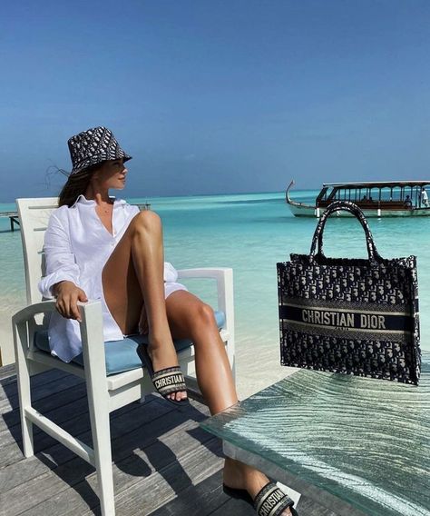 Dior Bucket Hat, Dior Hat, Outfit Elegantes, Dior Aesthetic, Best Designer Bags, Replica Designer Handbags, Latest Bags, Designer Replica, Chanel Purse