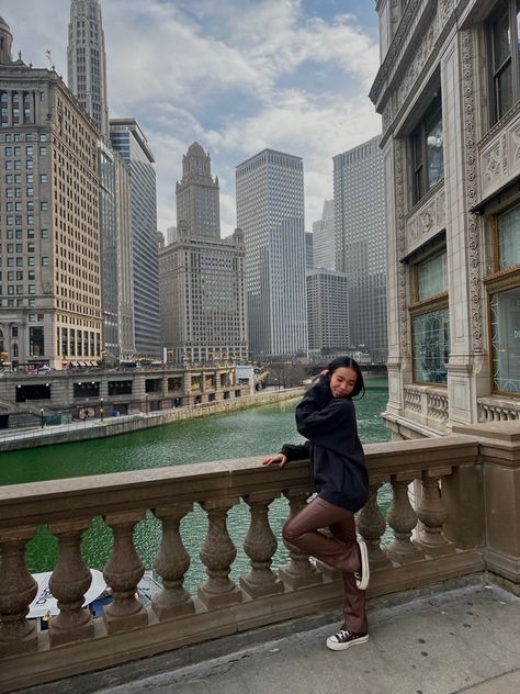 girl posing by the river in downtown chicago wearing brown leather pants with a black sweater and brown platform converse Instagram aesthetic idea Downtown Chicago Aesthetic, Brown Platform Converse, Chicago Senior Pictures, Inspiration Outfit Ideas, Leather Pants Black, Chicago Aesthetic, Chicago Pictures, City Downtown, New York Outfits