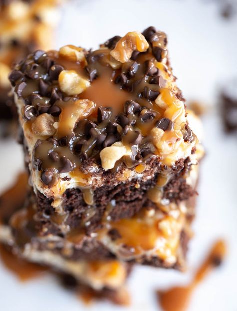 Thick, cakey and delicious Turtle Cheesecake Brownies have a dense, chocolaty brownie layer, a sweet cheesecake layer and lots of caramel, chocolate and walnuts or pecans! Carmel Cheesecake, Turtle Dessert, Desert Bars, Turtle Cheesecake Recipes, Cheesecake Layer, Walnut Brownies, Turtle Cheesecake, No Bake Bars, Cheesecake Brownies