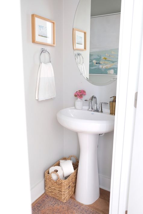 Half Bathroom Rental Ideas, Modern Powder Room Pedestal Sink, Pedestal Sink Hack, Rental Half Bathroom Ideas, Powder Room Ideas Rental, Pedestal Sink Decorating Ideas, Small Powder Room With Pedestal Sink, Half Bath With Pedestal Sink Decor, Small Sink Decor