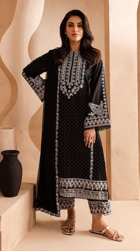 Les costumes Salwar Kameez de style pakistanais sont toujours verts ! Prenez ce tissu épais en fausse georgette épaisse, chic et confortable, avec du zari épais et des broderies au fil avec du travail au diamant Salwar Kameez et affichez un nouveau style. Fabriqué avec un tissu épais en fausse georgette de qualité supérieure, cet ensemble présente des silhouettes ajustées et évasées avec un magnifique dos et un charmant dupatta. Costume de mariage indien Salwar Kameez Designer broderie costume de travail fantaisie pakistanaise demoiselle d'honneur tenue fantaisie Salwar Kameez Dupatta pour femme Détails : Tissu : fausse georgette Intérieur : santon mat Manches ➜ : fausse georgette (manches complètes) Travail : Broderie Zari & Thread + Travail au diamant Longueur : Max jusqu'à 48" Taille : Pakistani Bridesmaids Outfits, Wedding Dress Indian, Wedding Salwar Kameez, Designer Embroidery, Wedding Dresses Indian, Pakistani Wedding Dress, Pakistani Style, Work Suits, Bridesmaid Outfit