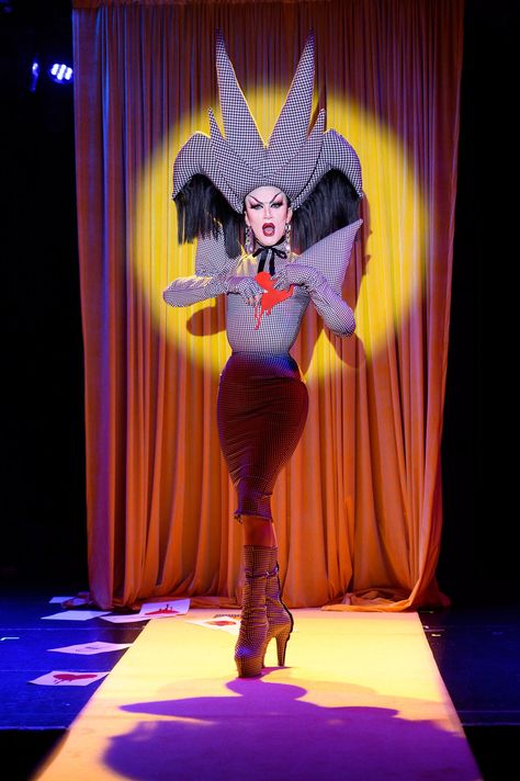 Drag Outfit Ideas, Drag Queen Outfits Ideas, Androgynous Makeup, Drag Performance, Drag Dresses, Camp Notes On Fashion, Queer Culture, Drag Fashion, Sasha Velour