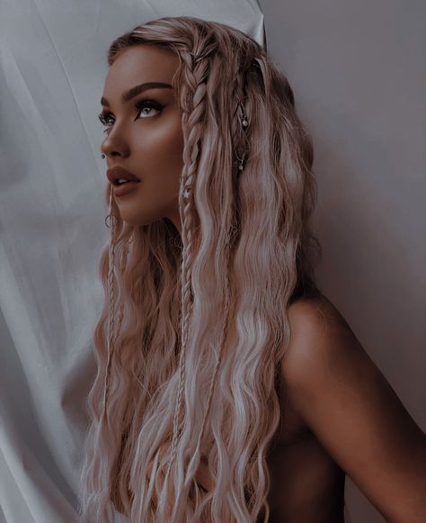 Siren Hair Aesthetic, Blonde Witch Aesthetic, Villain Hairstyles, Siren Hairstyles, Vampire Hairstyles For Women, Pirate Hairstyles For Women, Villain Hair, Fairytale Hairstyles, Badass Hairstyles