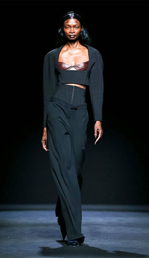 Mugler 90s, Mugler Fashion, 90s Fashion Outfits, Futuristic Fashion, Classy Work Outfits, Fashion Inspiration Design, Futurism, Winter 2022, Neutral Fashion