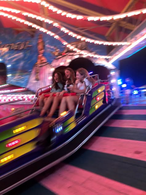 Best Friend Carnival Pictures, Carnival Friends Aesthetic, Theme Park Aesthetic Friends, Amusement Park With Friends, Carnival With Friends, Carnival Rides Aesthetic, Fairground Photoshoot, Fun Life Aesthetic, Carnival Picture Ideas