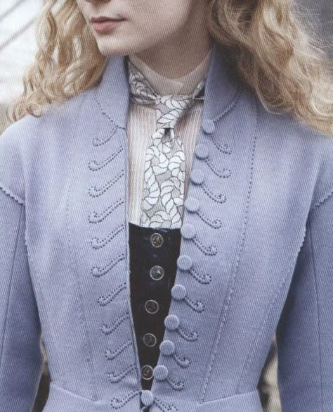 A close up pic of Alice's coat - Alice in Wonderland. Designed by Colleen Atwood. Colleen Atwood, Alice In Wonderland Aesthetic, Mia Wasikowska, Movie Costumes, Fantasy Fashion, Mode Vintage, Looks Style, Historical Fashion, Sewing Inspiration