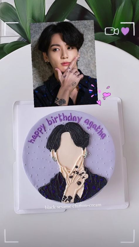 Jungkook Cake Design, Purple Korean Cake, Kdrama Cake Ideas, Cake Bt 21, Korean Cake Birthday Boys, Korean Cake Bt21, Jimin Cake Ideas, Korean Cake Bts, Bts Birthday Party Ideas