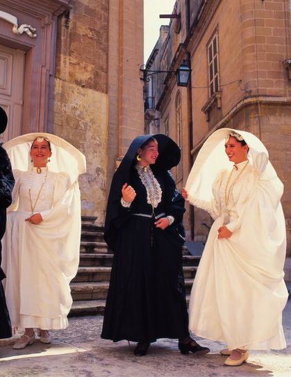 The għonnella (pl. għonnielen), sometimes referred to as a Faldetta, was a form of women’s head dress and shawl, or hooded cloak, unique to the Mediterranean islands of Malta and Gozo Maltese Culture, Malta People, Mediterranean Islands, European Tribes, Air Malta, Malta History, Maltese Recipes, Mediterranean Culture, Malta Beaches