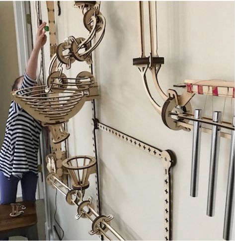 Marble Run Wall, Marble Run Ideas, Diy Marble Run, Rolling Ball Machine, Rolling Ball Sculpture, Labyrinth Ball, Goldberg Machine, Ball Sculpture, Marble Tracks