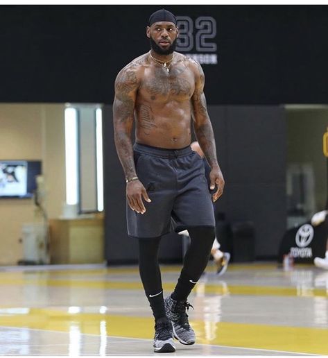 Lebron James Body, Brad Pitt Workout, Lebron James Workout, Lebron James Jr, Harvey Specter Quotes, Lebron James Wallpapers, Basketball Basket, Lebron James Lakers, King Lebron