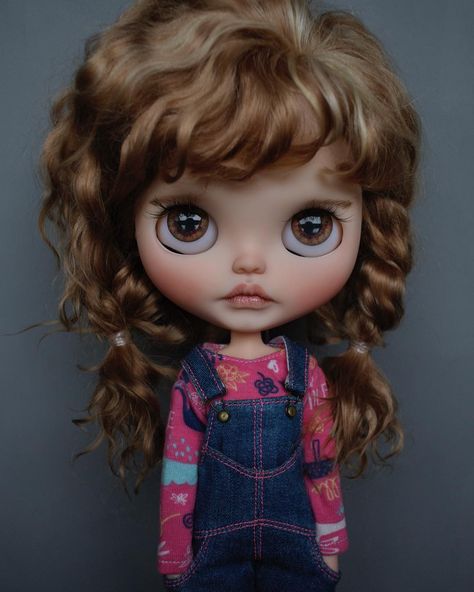 Noomi #suedolls #mohairreroot #blytheoftheday #blythe #blytheneo #blythedoll #blythecustom #blytheooak #customblythe #bigeyes #blythestagram #dolloftheday #blythegram #ブライス #カスタムブライス #人形 #customdoll #ooak #takara #doll #instablythe #blythestagram #dollphotography #toyphotography #toyartistry_elite #toptoyphotos #neoblythe #ネオブライス #puppelinacustomeyechips Hello Dollies, Blythe Dolls For Sale, Brother Christmas, Wavy Curly Hair, Top Toys, Doll Photography, Toys Photography, Ooak Dolls, Blythe Doll