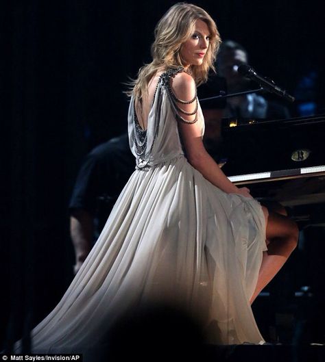 Love this gown ... Grammy's 2014 performance Rapper Kendrick Lamar, Grammy Dresses, Red Era, Calvin Harris, All Too Well, Taylor Swift Songs, Miss Americana, Taylor Swift 13, T Swift