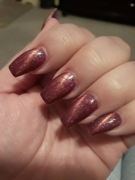 Cat eye polish, gold and purple Bronze Cat Eye Nails, Silly Nails, Magnetic Nail Polish, Eye Nail Art, Nail Board, Makeup Hacks Beauty Secrets, Amazing Nails, Eye Nails, Magnetic Nails