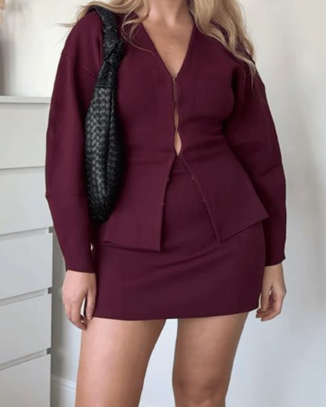 Our „Valentina“ set is now available in the trendy burgundy color! 🔗 https://forloma.de/products/rock-set-valentina #FORLOMA #BurgundyTrend #BurgundyCardigan Burgundy Clothes Aesthetic, Burgundy Outfit Aesthetic, Christmas Fits Aesthetic, Burgundy Outfit Ideas, Burgundy Satin Dress, Satin Dress Outfit, Everyday Glam, Christmas Fits, Burgundy Outfit