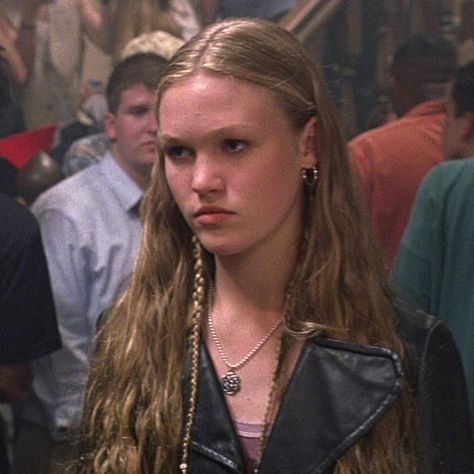 Julia Stiles - Kat Stratford Kay Stratford Hair, Kate 10 Things I Hate About You, Kat Stratford Icon, Julia Character, Cat Stratford, Kate Stratford, Kat Stratford Hair, Kay Stratford, Katarina Stratford