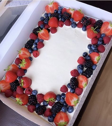 Sheet Cake Fruit Decoration, Fruit Sheet Cake, Sheet Cake Decorated With Strawberries, Cake Designs Birthday Square, Square Cake With Fruit Decoration, Rectangle Strawberry Cake, Strawberry Cake Decorations Square, Strawberry Cake Decorations, Cake Decorated With Fruit