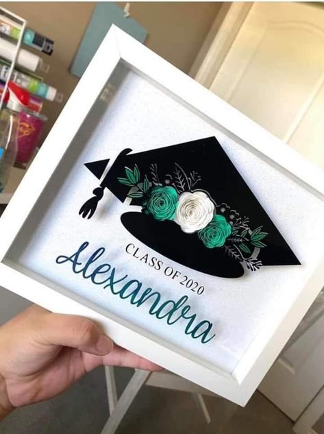 Shadow Box Graduation, Congrats Gifts, Shadow Box Gifts, Graduation Crafts, Idee Cricut, Desain Quilling, Flower Shadow Box, Graduation Cap Decoration, Graduation Diy