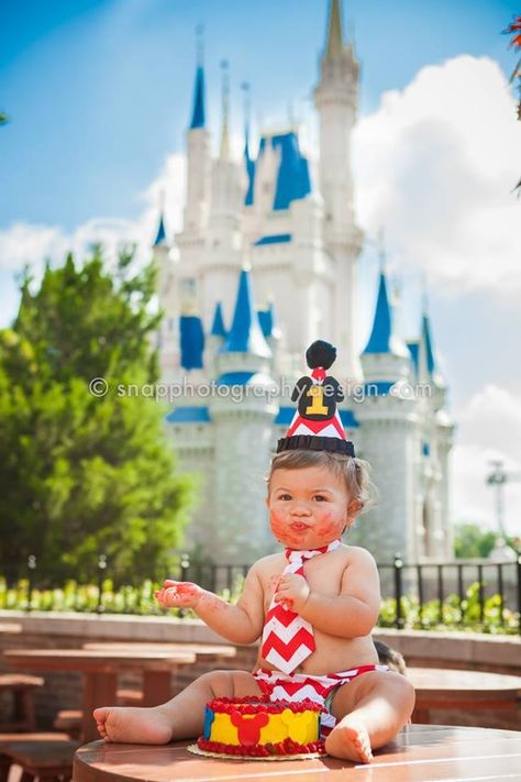 Disney's Magic Kingdom photo session - Disney smash the cake Disney Birthday Photoshoot, Disney World 1st Birthday Pictures, 1st Birthday At Disney World, First Birthday At Disney World, Unbirthday Cake, Cake Snap, Disney World Birthday, Baby Photography Ideas, Happy Unbirthday