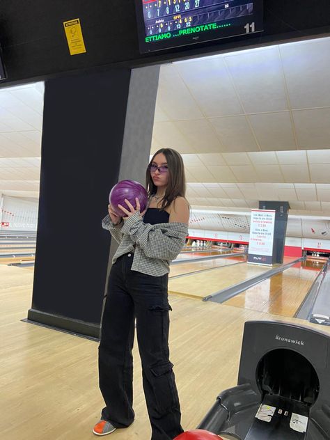 Bowling Inspo Pics, Outfits To Go Bowling In, Cute Outfits For Bowling Date, Date Night Outfit Bowling, Bowling Fits Aesthetic, Bowling Photoshoot Picture Ideas, Bowling Poses Picture Ideas, Bowling Party Aesthetic, Bowling Outfit Ideas Aesthetic