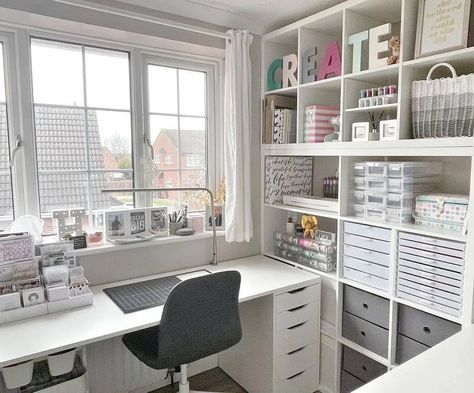 Diy Crafts Desk, Office Craft Room Combo, Scrapbook Rooms, Ikea Craft Room, Deco Room, Sewing Room Inspiration, Small Craft Rooms, تصميم داخلي فاخر, Sewing Room Design