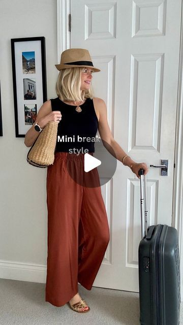 City Break Outfit, Outfit For Travel, Summer Capsule Wardrobe, Capsule Outfits, Warm Weather Outfits, Hand Luggage, City Break, Linen Trousers, Day Night