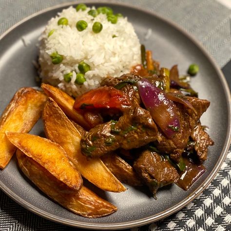 Peru Food, Dominican Recipes, Lomo Saltado, Dominican Food, Creative Snacks, Persian Food, Bon Appetit, Healthy Choices, Cilantro