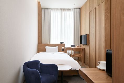 Tokyo: MUJI hotel opening – superfuture® Mexico Bedroom, Muji Interior, Muji Hotel, Beauty Interior Design, Small Hotel Room, Mini Hotel, Muji Style, Design Anthology, Hotel Ideas