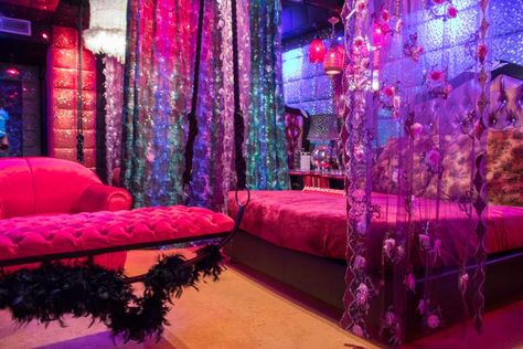 Bratz Theme Room, Bratz Bedroom Decor, Bratz Bedroom Aesthetic, Bratz Dolls Aesthetic Room Decor, Bratz Room Aesthetic, Monster High Room Aesthetic, Monster High Bedroom Aesthetic, Bratz Bedroom, Bratz House