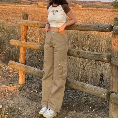 Cargo Pants Aesthetic, 90s Aesthetic Fashion, Denim Jeans Women, Outfit Inso, Slay Outfits, Estilo Hippy, Current Obsession, Khaki Cargo Pants, Cargo Pants Outfit