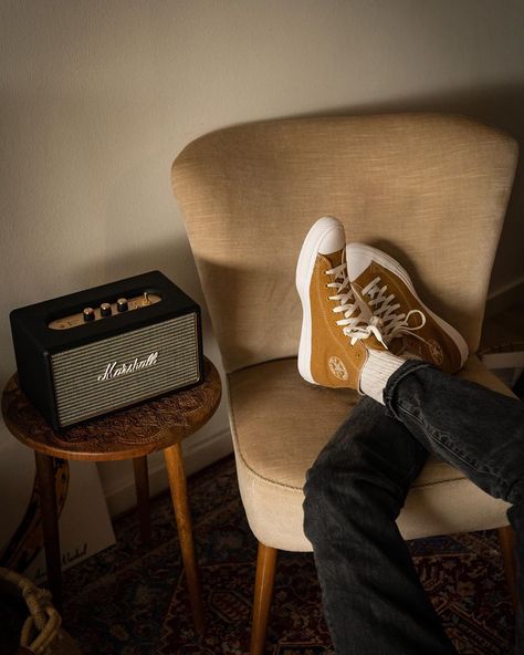 Kevin Schertl on Instagram: “Werbung  Home situation.  #stayhome #marshall #music #marshallspeaker #converse #converserenew #home #interiordesign #cologne #köln” Marshall Woburn, Marshall Music, Bachelor Pad Decor, Mens Room, Vaporwave Wallpaper, Grunge Accessories, Special Kids, Visual Aesthetics, Purple Tulips