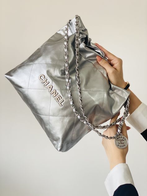 Luxury Silver Metal Bag, Luxury Silver Tote Bag, Chanel Silver Bag, Silver Chanel Bag, Chanel Metallic Bag, Chanel Bag Silver Hardware, Chanel Metallic Silver Bag, Silver Outfits, Silver Bags