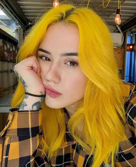 imagem descoberto por ♡Only Girls♡. Descubra (e salve!) suas próprias imagens e vídeos no We Heart It Yellow Hair Dye, Lemon Hair, Yellow Hair Color, Yellow Hair, Hair Dye Colors, Hair Inspiration Color, Hair Inspo Color, Cool Hair Color, Green Hair