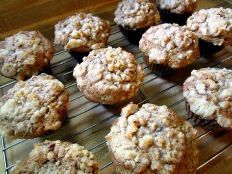 Zucchini rhubarb crumble muffins Rhubarb Zucchini Muffins, Rhubarb Zucchini Bread, Muffins With Crumble Topping, Apple Muffin Recipe, Rhubarb Scones, Zucchini Bread Muffins, Apple Muffin, Muffins Cake, Blueberry Rhubarb