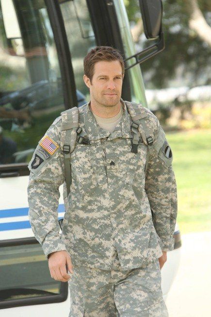 Enlisted Geoff Stults, Cop Uniform, The Finder, Tv Series To Watch, Tv Series Online, Stylish Celebrities, Comedy Tv, Men In Uniform, Watch Tv Shows