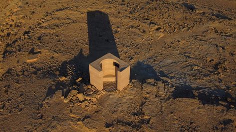 Gitai Architects used rammed earth and stones from the Mitzpe Ramon crater to construct the Landroom observatory in Israel's Negev desert. Earth Sculpture, Mitzpe Ramon, Earth Architecture, Frank Lloyd Wright Architecture, Earth Sheltered, Up To The Sky, Rammed Earth, Architectural Pieces, Great Wall Of China