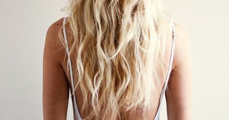 How To Sock Curl Your Hair: A Hairstylist's Go-To Method Surf Girl Hair, Beachy Blonde Hair, Surfer Girl Hair, Beach Blonde Hair, Surf Hair, Surfer Hair, Beachy Hair, Barrel Curls, Heatless Curls