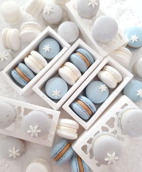 Macaron Christmas Gift, Packaging Macarons Ideas, Nightmare Before Christmas Macarons, Blue Christmas Food, Christmas Baked Goods Gifts Packaging, Christmas Macarons Flavors, Christmas Macarons Decoration, Macaron Decoration Ideas, Winter Macarons