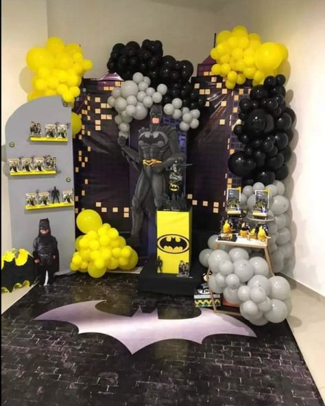 Batman Birthday Backdrop, Bolo Musical, Batman Theme Party, Batman Themed Birthday Party, Princess Balloons, Superman Birthday, Batman Theme, Batman Birthday Party, 30th Birthday Decorations