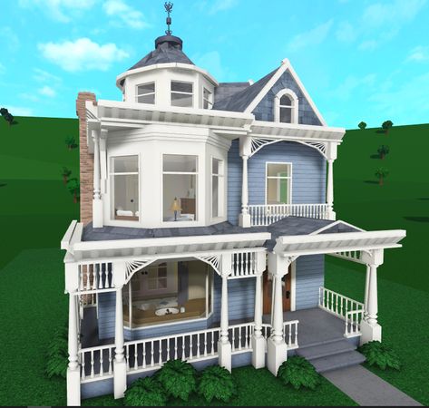 bloxburg small house layouts Bloxburg Retro House Exterior, Bloxburg House Porch, Art Deco Bloxburg, Bloxburg 90s House, Bloxburg Structure Ideas, Vintage Bloxburg House Exterior, Blue Bloxburg House, House Layouts 3 Bedroom, House Layouts 3 Story