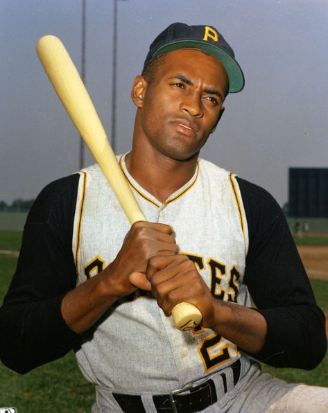 Old School Design, Basketball Rules, Basketball Scoreboard, Celebrities Who Died, Baseball Hitting, Baltimore Orioles Baseball, Orioles Baseball, Pirates Baseball, Roberto Clemente