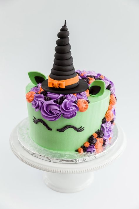 Halloween Cake Ideas and Recipes - Decorated Halloween Cakes Halloween Tårta, Fall Cups, Wallpaper Unicorn, Halloween Torte, Pasteles Halloween, Pumpkin Roll Cake, Savory Cakes, Halloween Cookies Decorated, Witch Party